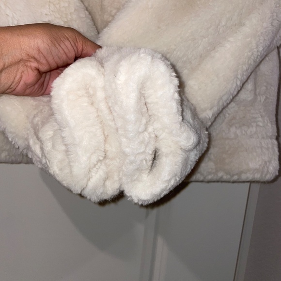 LEVI’S Women’s Faux Fur Cream Trucker Jacket - Picture 6 of 16